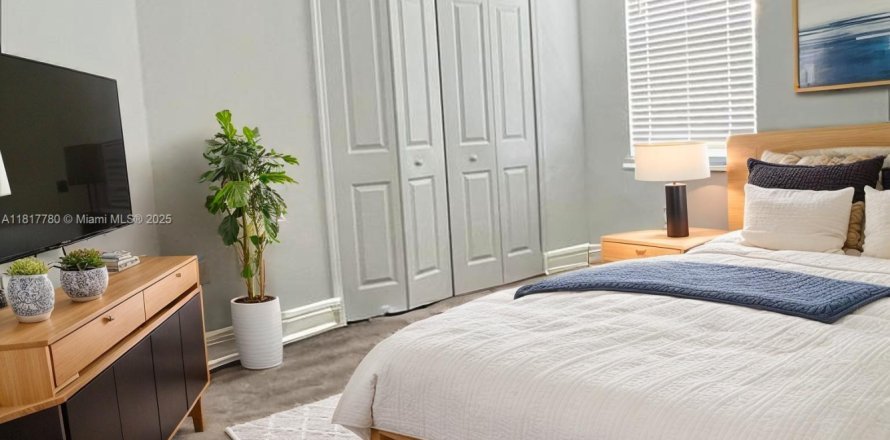 House in Naples, Florida 3 bedrooms, 129.04 sq.m. № 2035479