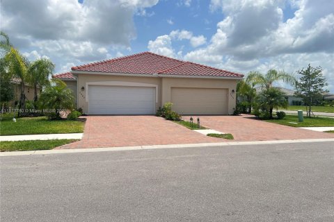House in Naples, Florida 3 bedrooms, 129.04 sq.m. № 2035479 - photo 28
