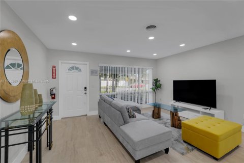 House in Pompano Beach, Florida 3 bedrooms, 132.85 sq.m. № 1704520 - photo 2