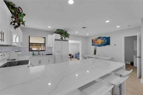 House in Pompano Beach, Florida 3 bedrooms, 132.85 sq.m. № 1704520 - photo 5