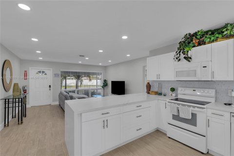 House in Pompano Beach, Florida 3 bedrooms, 132.85 sq.m. № 1704520 - photo 6