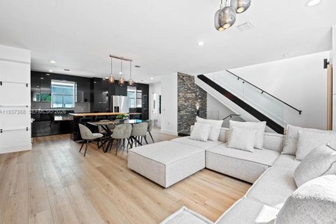 Townhouse in Hollywood, Florida 3 bedrooms, 158.21 sq.m. № 1995606 - photo 5