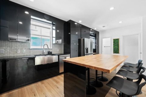 Townhouse in Hollywood, Florida 3 bedrooms, 158.21 sq.m. № 1995606 - photo 7