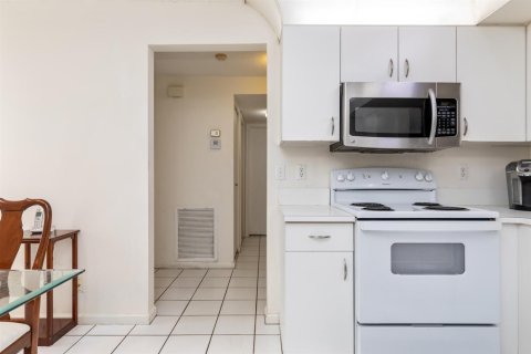 Condo in Boynton Beach, Florida, 2 bedrooms № 2251260 - photo 9