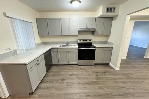 Снять в аренду виллу или дом в Корал-Спрингс, Флорида 3 спальни, 125.42м2, № 2004550 - фото 2