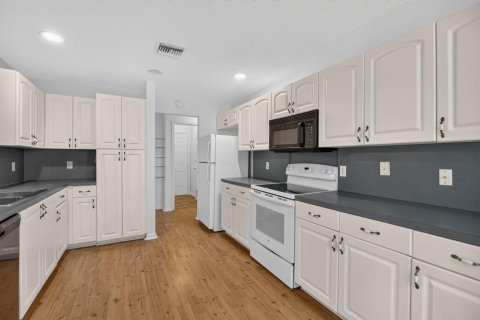 Villa ou maison à vendre à Sebastian, Floride: 3 chambres, 156.91 m2 № 2422250 - photo 12