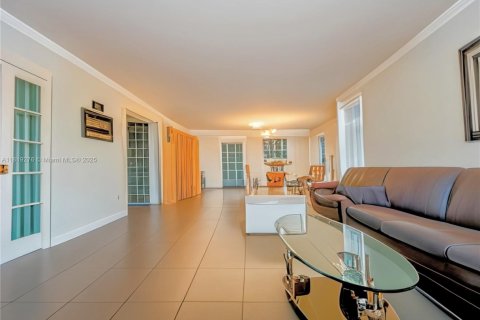 Condo in Bal Harbour, Florida, 2 bedrooms  № 1780176 - photo 8