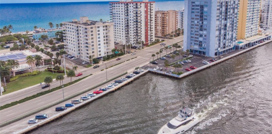 Condominio en Hollywood, Florida, 2 dormitorios № 1926097