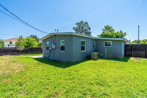 Снять в аренду виллу или дом в Помпано-Бич, Флорида 3 спальни, 103.12м2, № 1948935 - фото 14