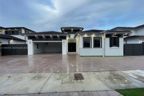 House in Miami, Florida 4 bedrooms, 214.23 sq.m. № 2000049