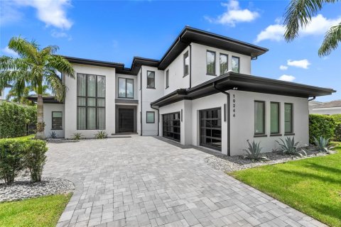 House in Orlando, Florida 5 bedrooms, 424.93 sq.m. № 1835697 - photo 1