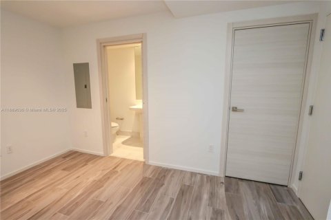 Condo in Miami, Florida, 1 bedroom  № 1938921 - photo 22