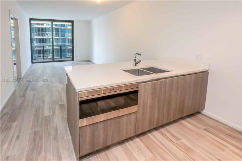 Condominio en alquiler en Miami, Florida, 1 dormitorio, 81.85 m2 № 1938921 - foto 1