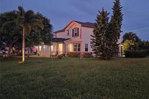 House in Punta Gorda, Florida 3 bedrooms, 254.46 sq.m. № 2358595