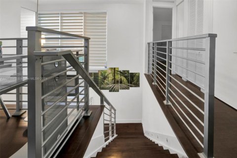 House in Doral, Florida 5 bedrooms, 336.68 sq.m. № 1370775 - photo 30