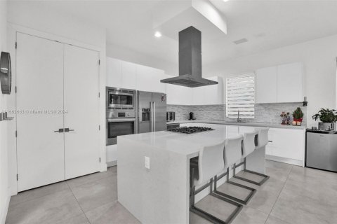 House in Doral, Florida 5 bedrooms, 336.68 sq.m. № 1370775 - photo 13