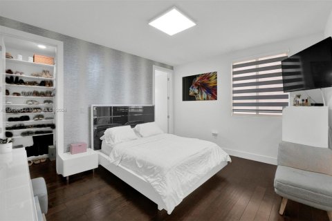 House in Doral, Florida 5 bedrooms, 336.68 sq.m. № 1370775 - photo 21