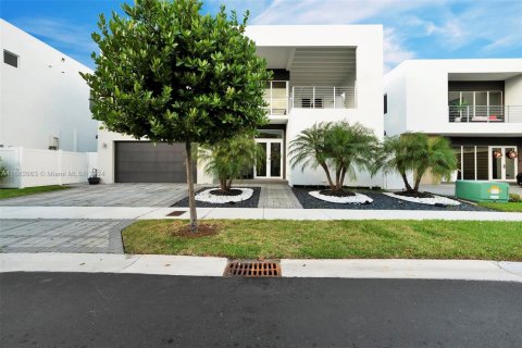 House in Doral, Florida 5 bedrooms, 336.68 sq.m. № 1370775 - photo 2