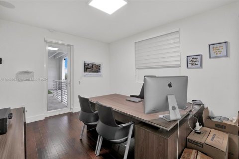 House in Doral, Florida 5 bedrooms, 336.68 sq.m. № 1370775 - photo 26