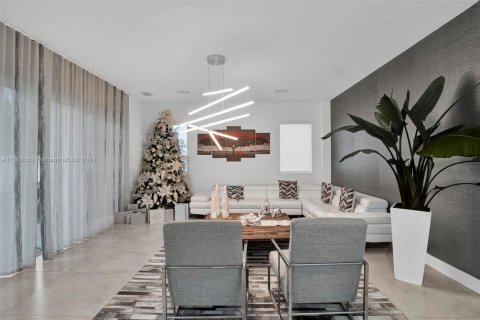 House in Doral, Florida 5 bedrooms, 336.68 sq.m. № 1370775 - photo 7