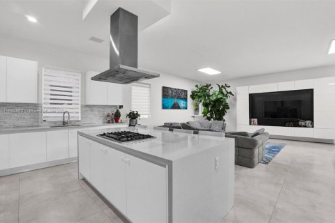 House in Doral, Florida 5 bedrooms, 336.68 sq.m. № 1370775 - photo 16