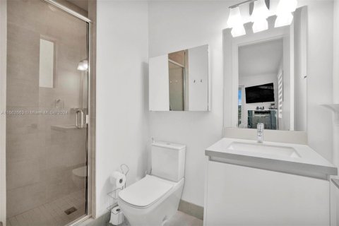 House in Doral, Florida 5 bedrooms, 336.68 sq.m. № 1370775 - photo 24