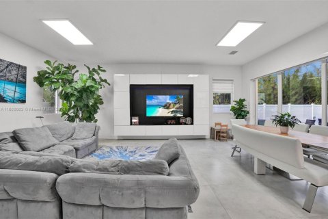 House in Doral, Florida 5 bedrooms, 336.68 sq.m. № 1370775 - photo 10