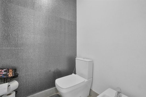 House in Doral, Florida 5 bedrooms, 336.68 sq.m. № 1370775 - photo 20