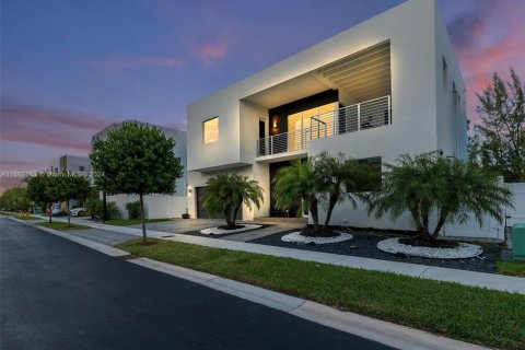 House in Doral, Florida 5 bedrooms, 336.68 sq.m. № 1370775 - photo 1
