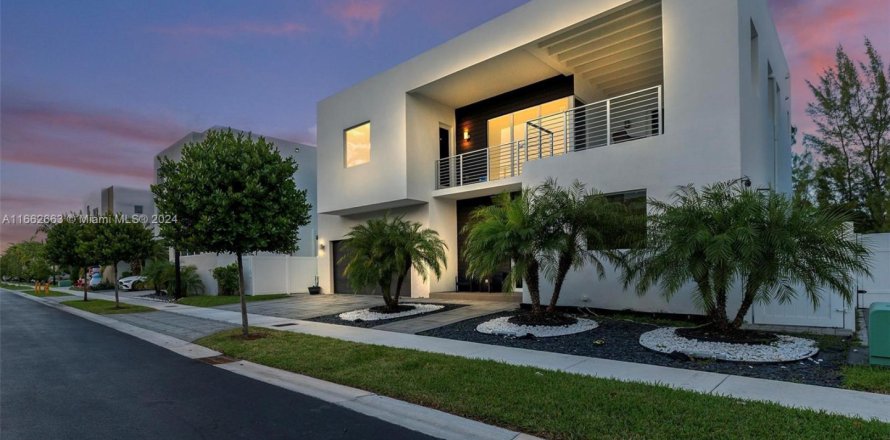 House in Doral, Florida 5 bedrooms, 336.68 sq.m. № 1370775
