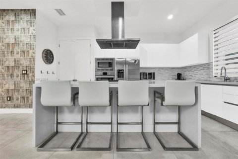 House in Doral, Florida 5 bedrooms, 336.68 sq.m. № 1370775 - photo 12