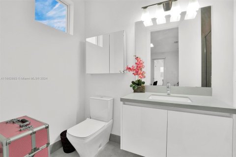 House in Doral, Florida 5 bedrooms, 336.68 sq.m. № 1370775 - photo 27