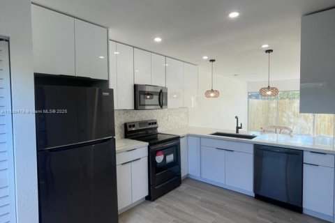 Touwnhouse à louer à Pompano Beach, Floride: 2 chambres, 97.92 m2 № 2016573 - photo 4