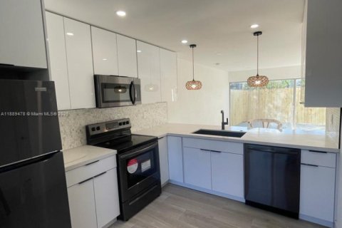 Touwnhouse à louer à Pompano Beach, Floride: 2 chambres, 97.92 m2 № 2016573 - photo 3