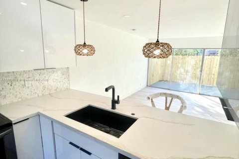 Touwnhouse à louer à Pompano Beach, Floride: 2 chambres, 97.92 m2 № 2016573 - photo 2