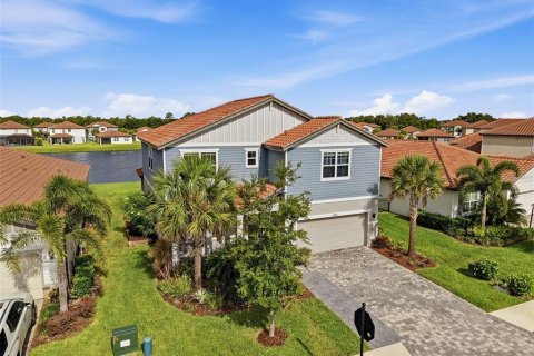 House in Bradenton, Florida 5 bedrooms, 277.59 sq.m. № 2212018 - photo 3