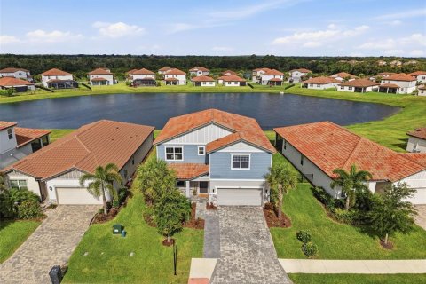 House in Bradenton, Florida 5 bedrooms, 277.59 sq.m. № 2212018 - photo 6