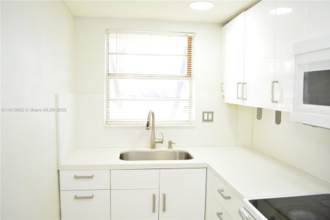 Condominio en venta en Hallandale Beach, Florida, 1 dormitorio, 63.45 m2 № 1761867 - foto 9