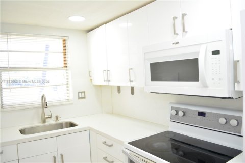 Condominio en venta en Hallandale Beach, Florida, 1 dormitorio, 63.45 m2 № 1761867 - foto 11