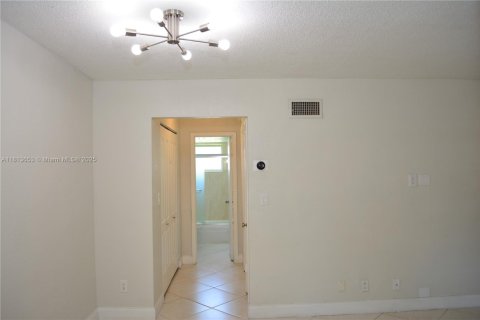 Condominio en venta en Hallandale Beach, Florida, 1 dormitorio, 63.45 m2 № 1761867 - foto 12