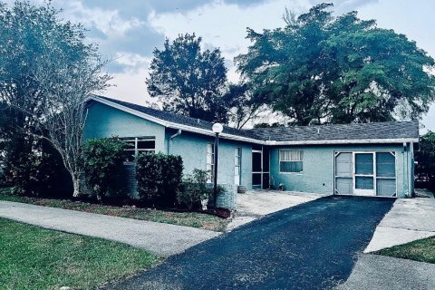 House in Lake Worth, Florida 2 bedrooms, 123.1 sq.m. № 1142305 - photo 1