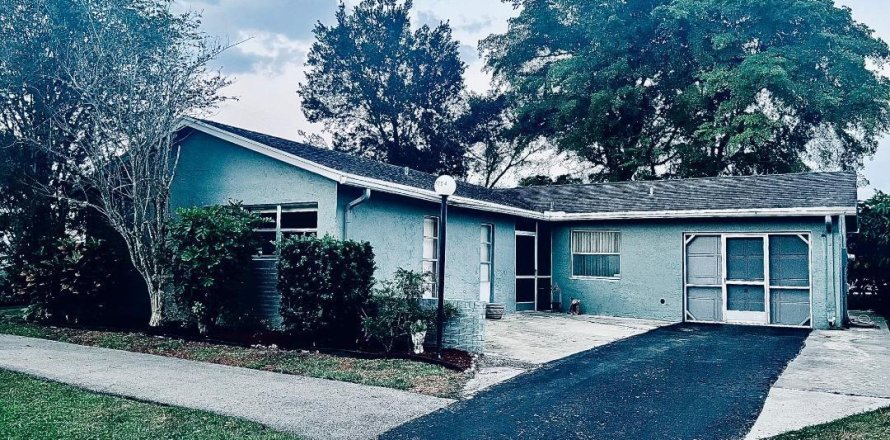 House in Lake Worth, Florida 2 bedrooms, 123.1 sq.m. № 1142305
