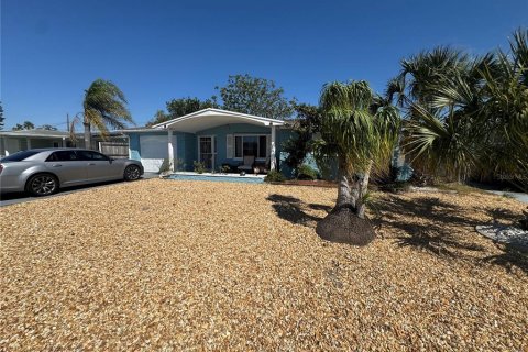 House in Holiday, Florida 4 bedrooms, 127.93 sq.m. № 1578563 - photo 1