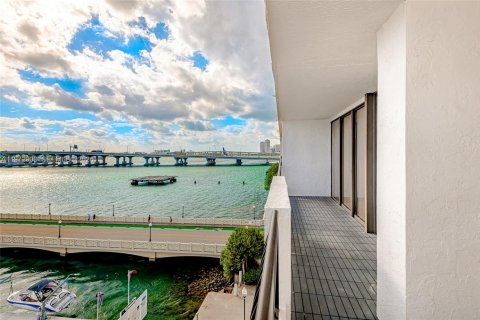 Condominio en venta en Miami, Florida, 1 dormitorio, 78.04 m2 № 2033088 - foto 26