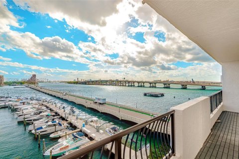 Condominio en Miami, Florida, 1 dormitorio  № 2033088