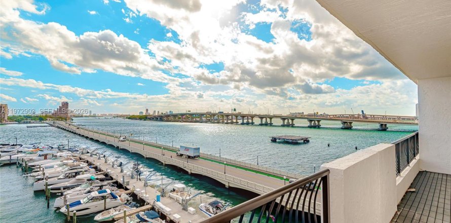 Condominio en Miami, Florida, 1 dormitorio  № 2033088