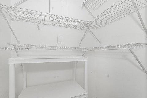 Condominio en venta en Miami, Florida, 1 dormitorio, 78.04 m2 № 2033088 - foto 14