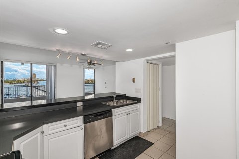 Condominio en venta en Miami, Florida, 1 dormitorio, 78.04 m2 № 2033088 - foto 12