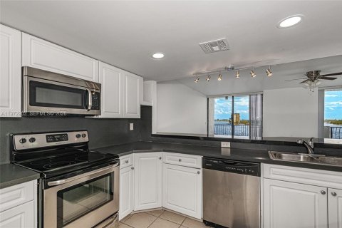 Condominio en venta en Miami, Florida, 1 dormitorio, 78.04 m2 № 2033088 - foto 13