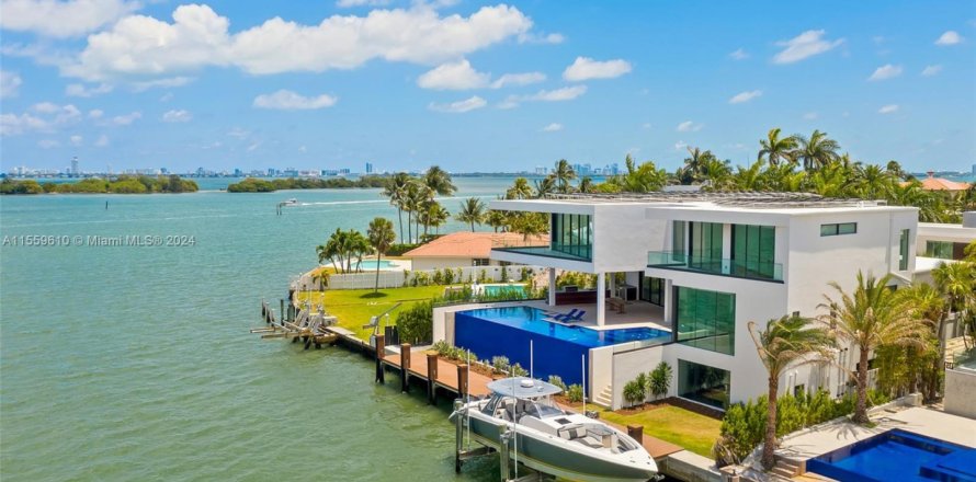House in Miami, Florida 7 bedrooms, 690.73 sq.m. № 1096009